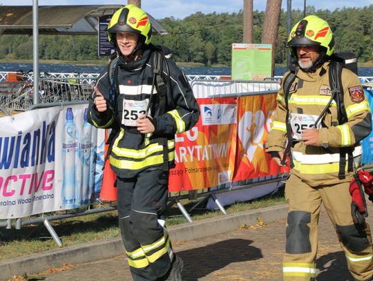 Strażacy biorący udział w biegu charytatywnym