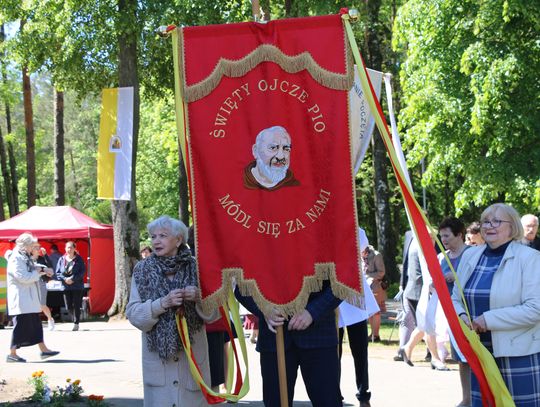 Przed mszą świętą wokół kościoła przeszła procesja.