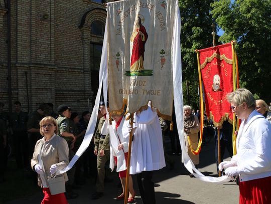 Uczestnicy procesji odśpiewali pieśni ku czci Matki Bożej.