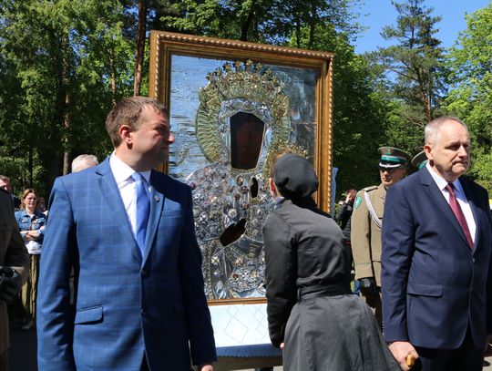 Odnowiony wizerunek Matki Bożej budził ogromne zainteresowanie.