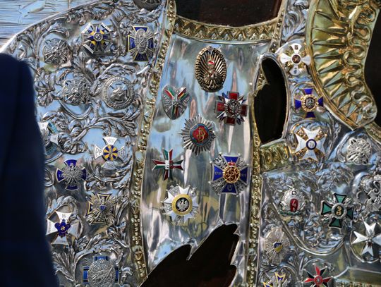 Na płaszczu hetmańskim Matki Bożej pojawiły się repliki odznak państwowych.