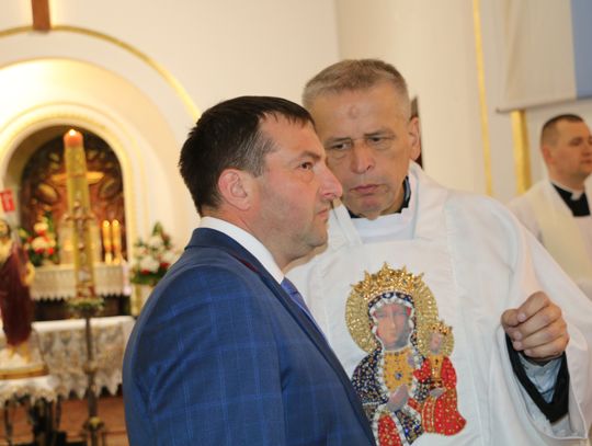 Nad przebiegiem uroczystości osobiście czuwał proboszcz parafii MBCZ ks. Owsianka.