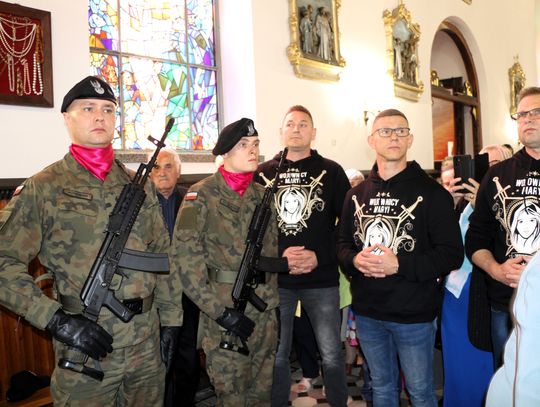 W przebiegu ceremonii pomagali żołnierze oraz przedstawiciele Wojowników Maryi.