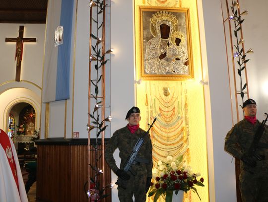 Żołnierze pełnili wartę pod obrazem podczas mszy świętej.