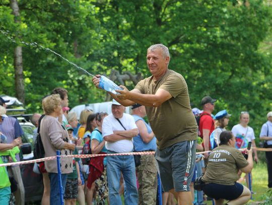 Oblewanie wodą z przebitej butelki pomogło zebranym się ochłodzić podczas tego ciepłego dnia.