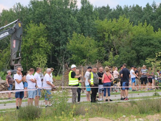 Ludzie czekający na detonację komina na Lipowcu.