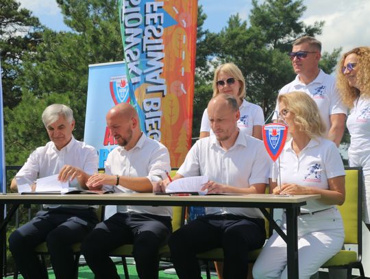 (Od lewej): Bogdan Dyjuk, Łukasz Prokorym, Bartosz Cichy, Renata Ginszt.