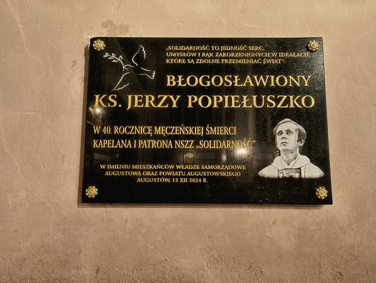 Tablica księdza Popiełuszki w Augustowie